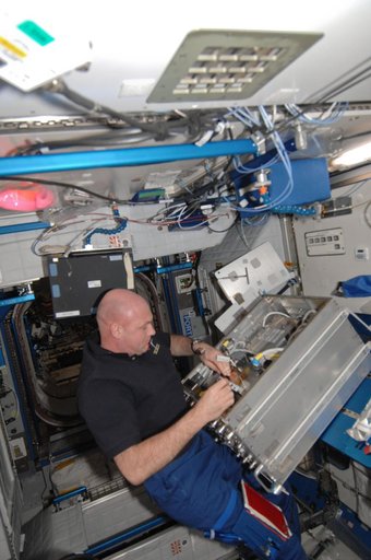 Kuipers removes and replaces the PAM ORU of the PFS Unit