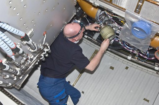 Kuipers cleans IMV Systems in the Columbus Module