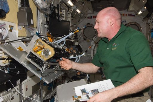 Kuipers during replacement of the Marangoni Surface Fluid Dynamics Experiment