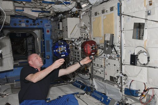 Kuipers conducts a test session of the payload SPHERES ZR in the JPM