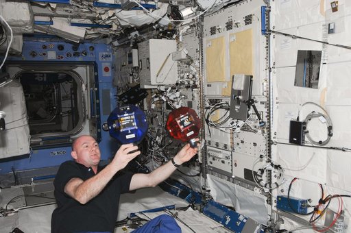 Kuipers conducts a test session of the payload SPHERES ZR in the JPM