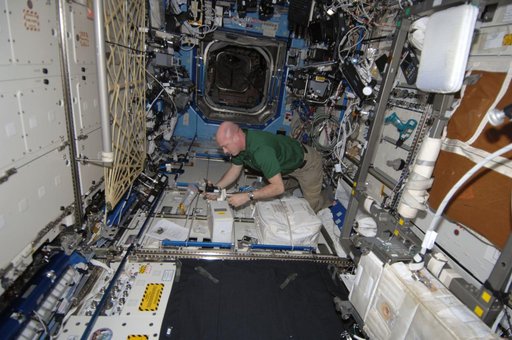Kuipers sets up the CSA-CP in the U.S. Laboratory