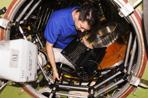 Kononenko uses laptop computer in the SM Transfer Compartment