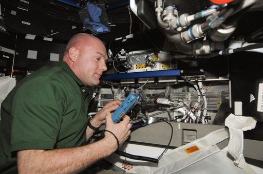 Kuipers holds Velocicalc Meter in the Node 3