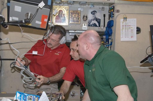 Burbank, Shkaplerov, and Kuipers review crew procedures