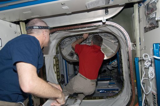 Burbank closes the Node 2 Hatch