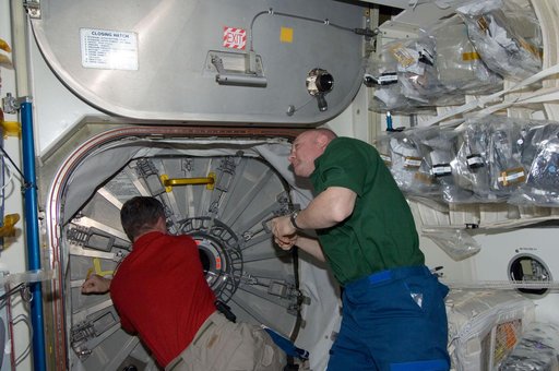 Burbank and Kuipers close hatch