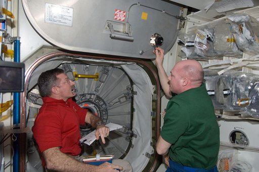 Burbank and Kuipers close hatch