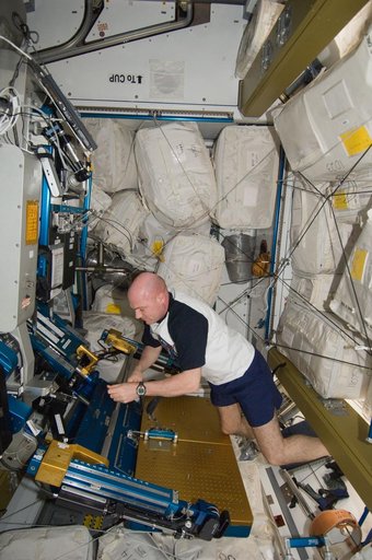 Kuipers works on the ARED in the Node 3