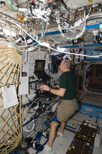 Pettit conducts RoBoT Simulator Session