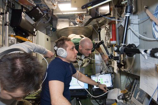 Expedition 30 Crewmembers use manual TORU docking system
