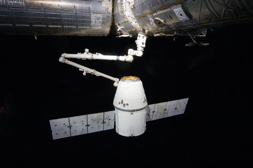 Unberthed Dragon grappled by SSRMS