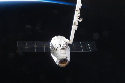Unberthed Dragon grappled by SSRMS