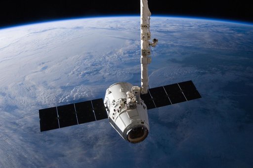 Unberthed Dragon grappled by SSRMS