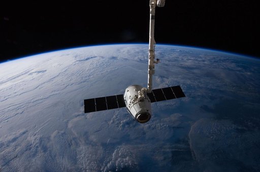 Unberthed Dragon grappled by SSRMS