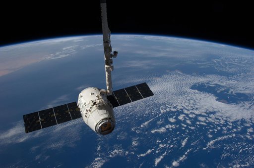 Unberthed Dragon grappled by SSRMS