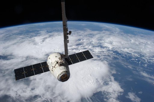 Unberthed Dragon grappled by SSRMS