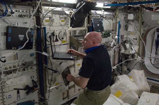 Kuipers during Glovebox Health Check in Columbus