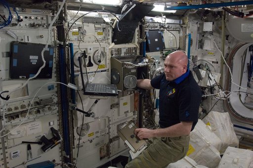 Kuipers during Glovebox Health Check in Columbus