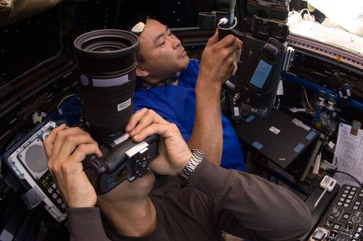 Expedition 32 Crew Members monitor HTV-3 Approach