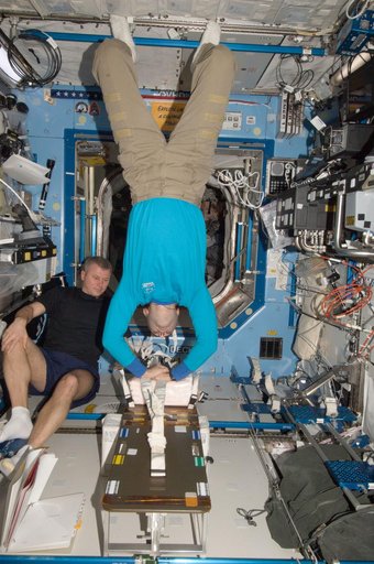 Novitskiy and Tarelkin both participate in a CHeCS medical contingency drill in the U.S. Laboratory