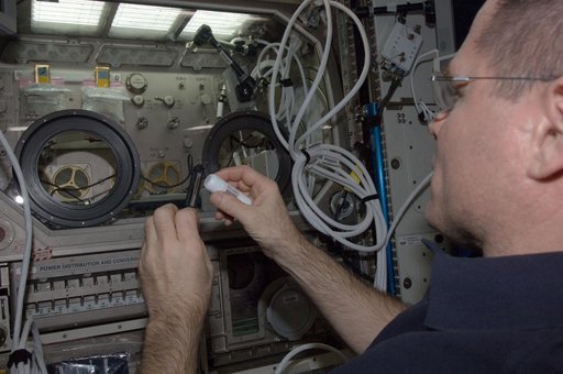 Ford works with the InSPACE-3 Experiment
