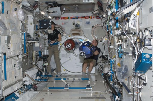 Ford and Marshburn conducts a session of the SPHERES Experiment in the JPM