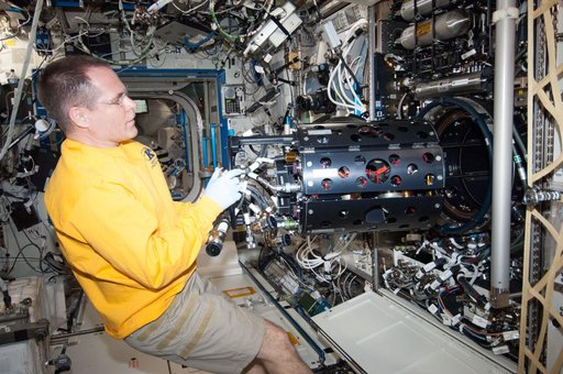 Ford works at the CIR MDCA in the U.S. Laboratory