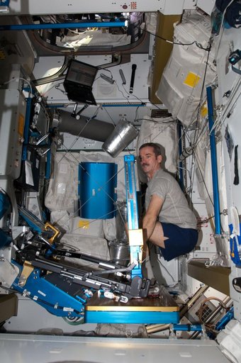 Hadfield exercises on the ARED in the Node 3