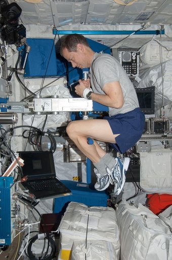 Marshburn uses the SLAMMD in the Columbus Module
