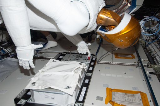 Robonaut 2 performs tests in the U.S. Laboratory