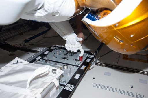 Robonaut 2 performs tests in the U.S. Laboratory