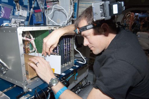 Marshburn performs in-flight maintenance to APS in the U.S. Laboratory