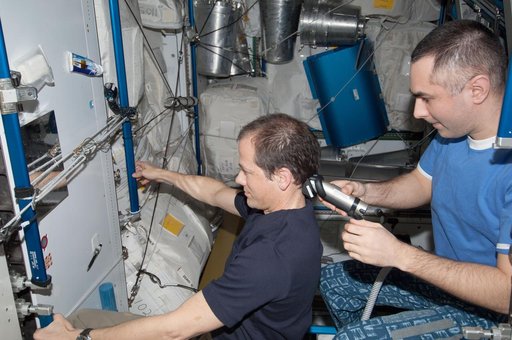 Tarelkin gives Marshburn a haircut in the Node 3
