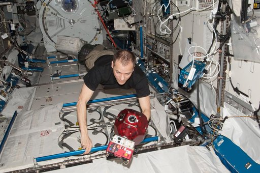 Marshburn conducts the SPHERES VERTIGO Experiment in the JPM