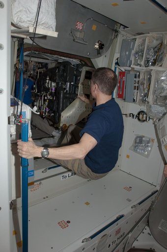 Marshburn and Ford move CDRA through U.S. Laboratory hatch