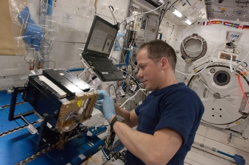 Marshburn works with Marangoni Experiment Hardware in Kibo