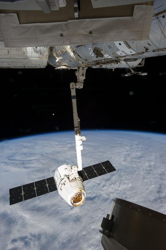 Unberthed Dragon CRS-2 grappled by SSRMS