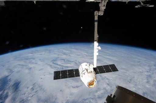 Unberthed Dragon CRS-2 grappled by SSRMS
