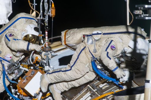 Vinogradov and Romanenko during EVA 32