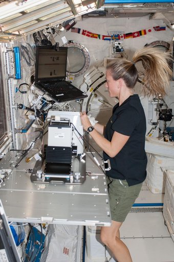 Nyberg in JEM (Kibo) with MSPR fluorescence microscope.