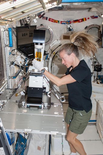 Nyberg in JEM (Kibo) with MSPR fluorescence microscope.