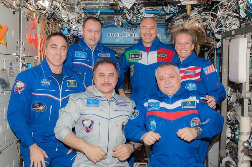 Expedition 36/37 crew gathers in U.S. Lab