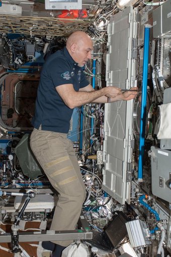 Desiccant removal from the MERLIN2 Freezer