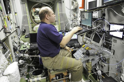 Kotov practices the manual docking techniques with the TORU