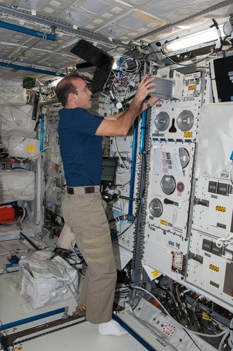 Mastracchio assembles the Experiment Container in the Columbus Module