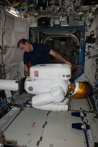 Mastracchio prepares Robonaut for Taskboard Operations