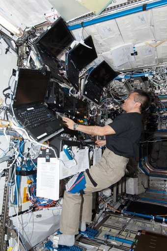 Wakata at the SSRMS, RWS in the U.S. Laboratory