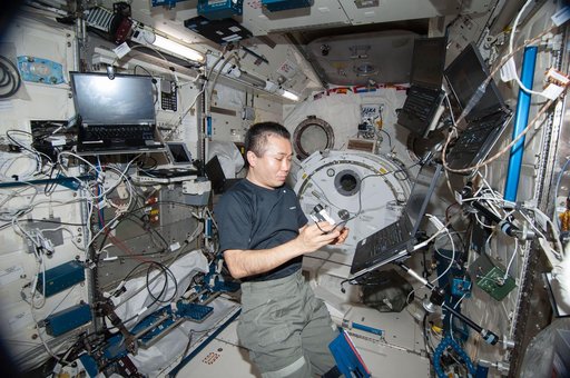 Wakata performs microscopic analysis of the NanoRacks Module-38 Petri Dishes