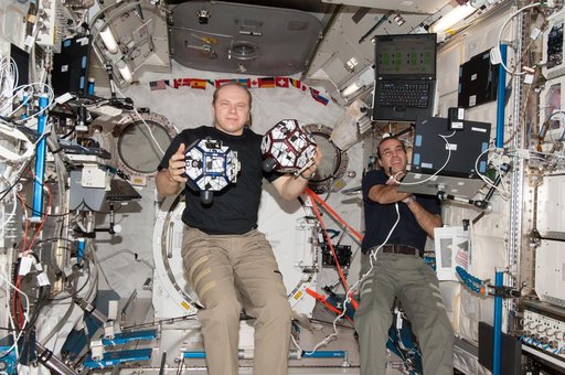 Kotov and Mastracchio during SPHERES Experiment